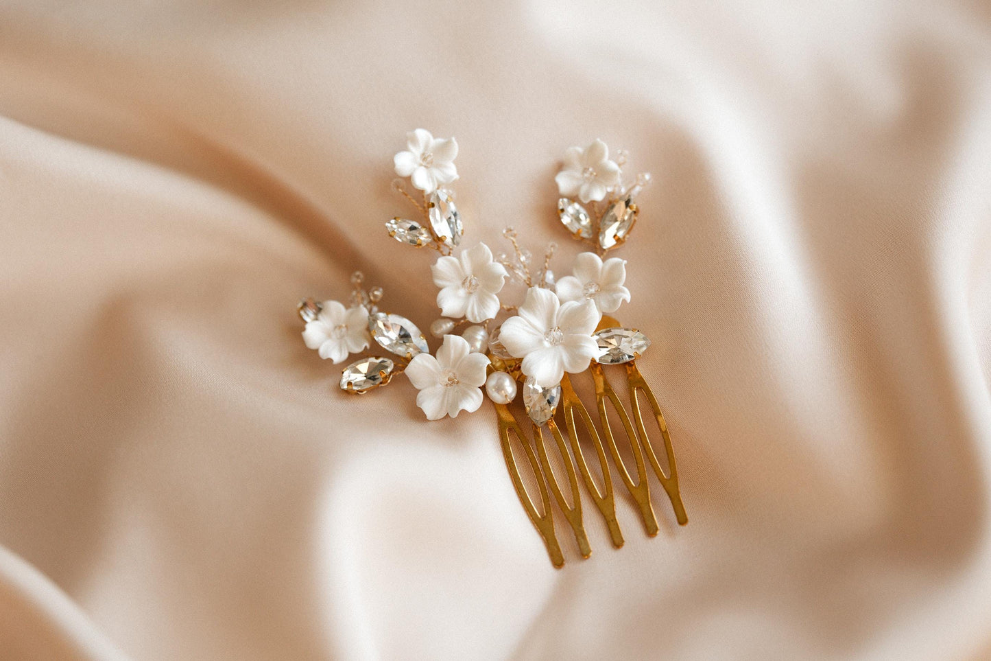 Lidia 0 Glamouröser Hochzeits-Haarkamm mit Blumen und Strasssteinen