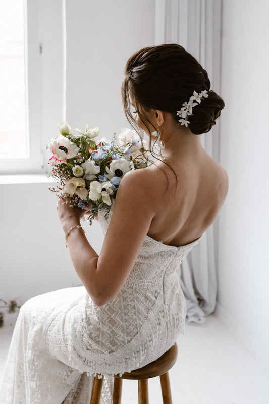 Helen Petite – Hochzeits-Haarkamm mit weißen Blumen