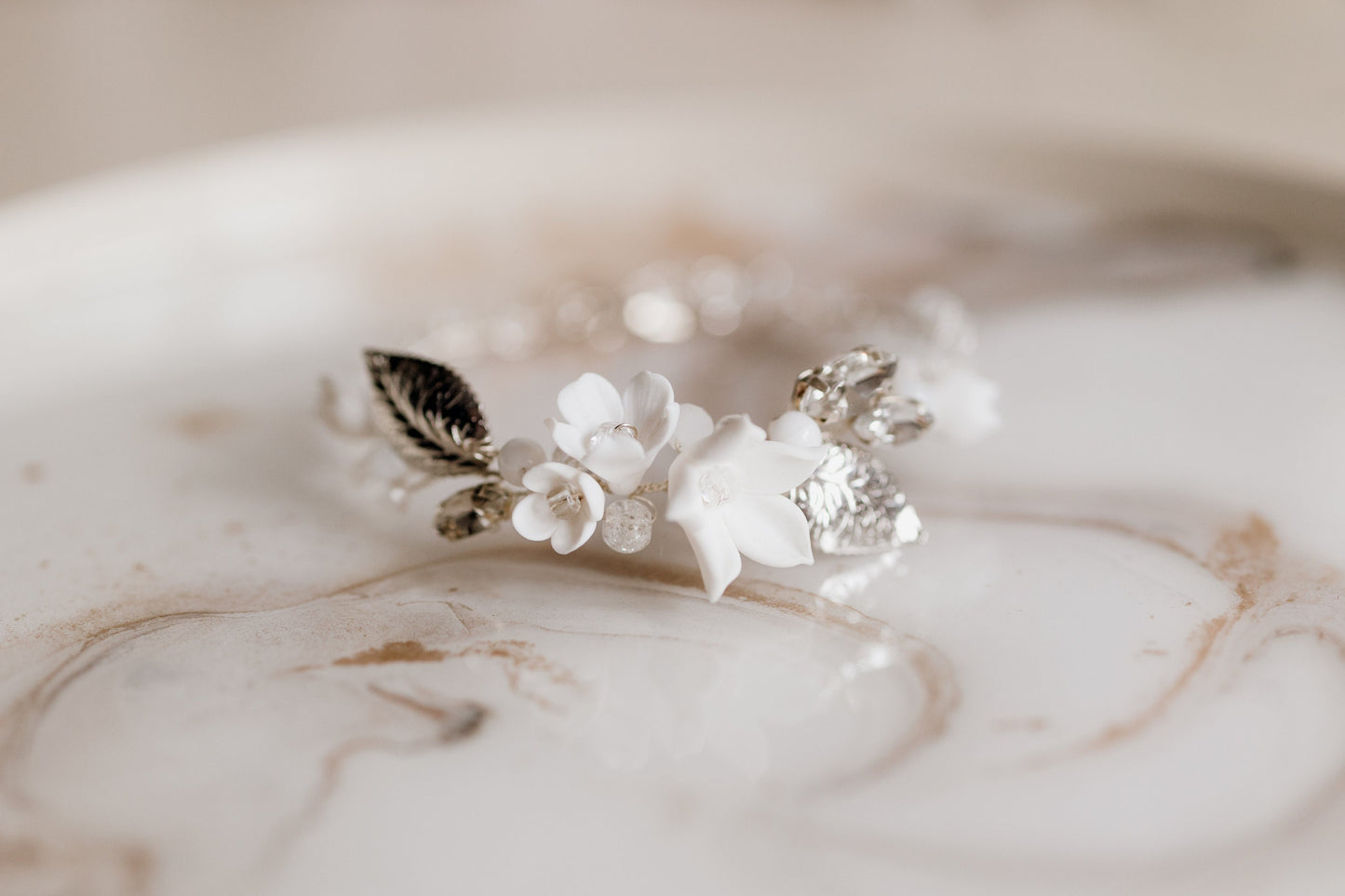 Flora – Zartes Hochzeitsarmband mit Blumen &amp; Blättern