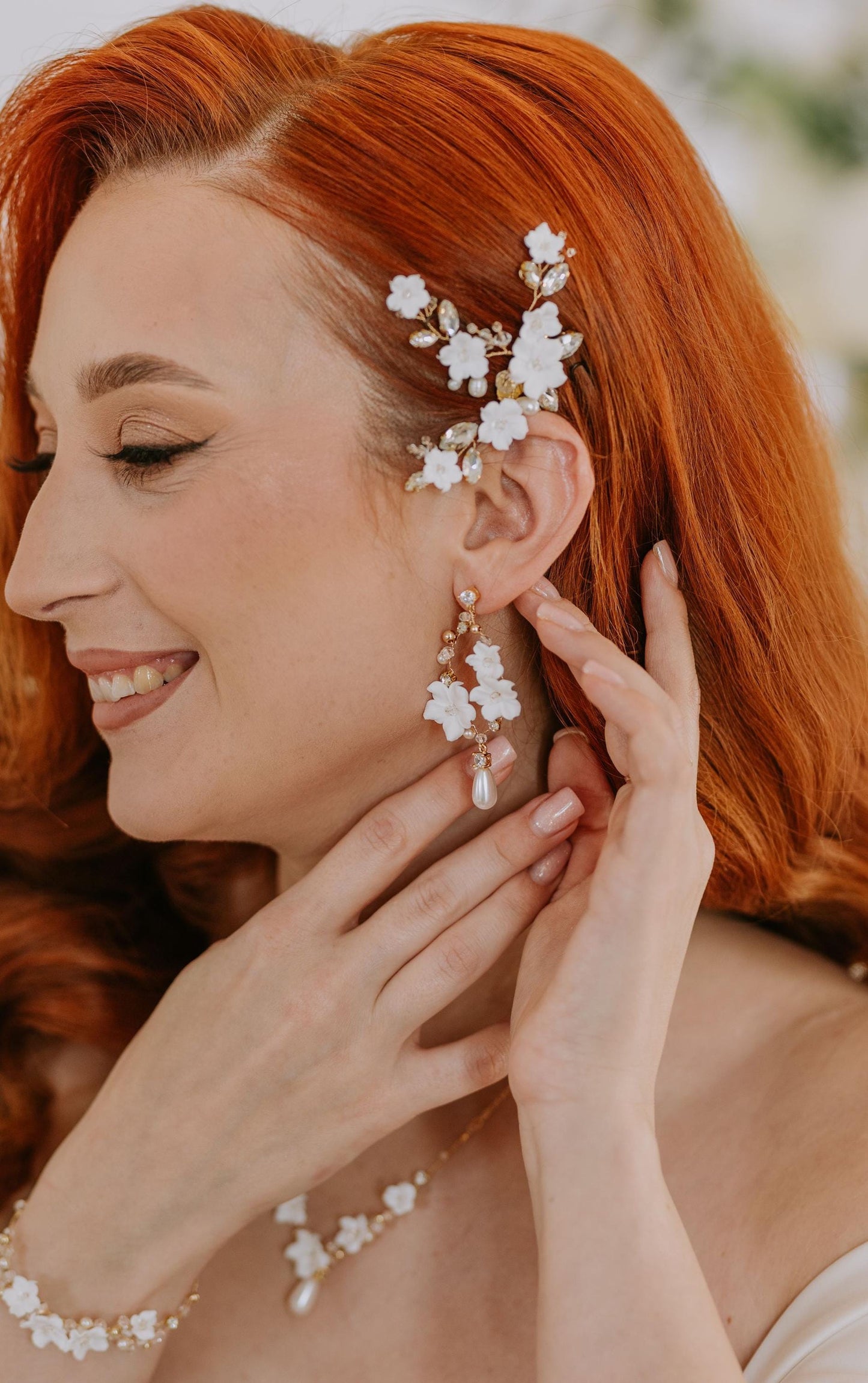 Lidia - Originelle Hochzeitsohrringe mit weißen Blumen