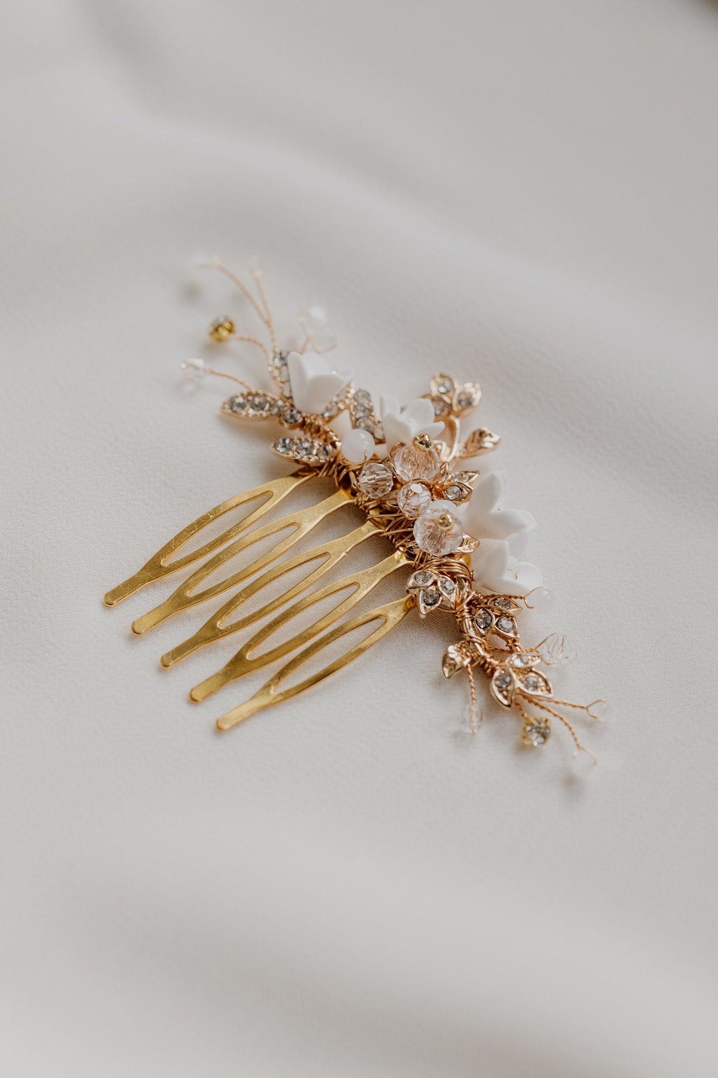 Harper - Braut-Haarkamm mit Strasssteinen und Blumen