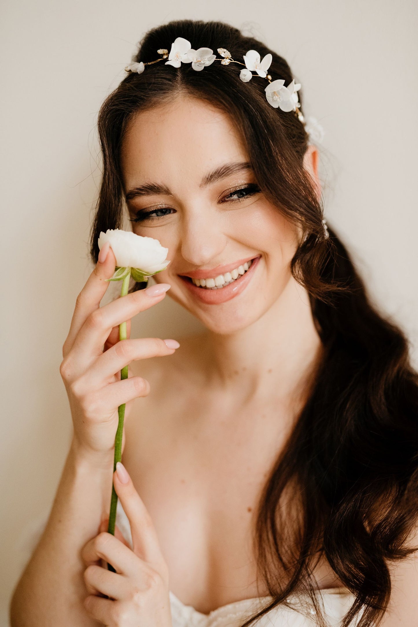 Stella – Brauthaarteil aus Seide und weißen Blumen
