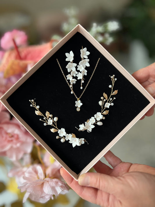Blumenschmuckset für die Hochzeit – Ohrringe, Halskette und Kopfschmuck