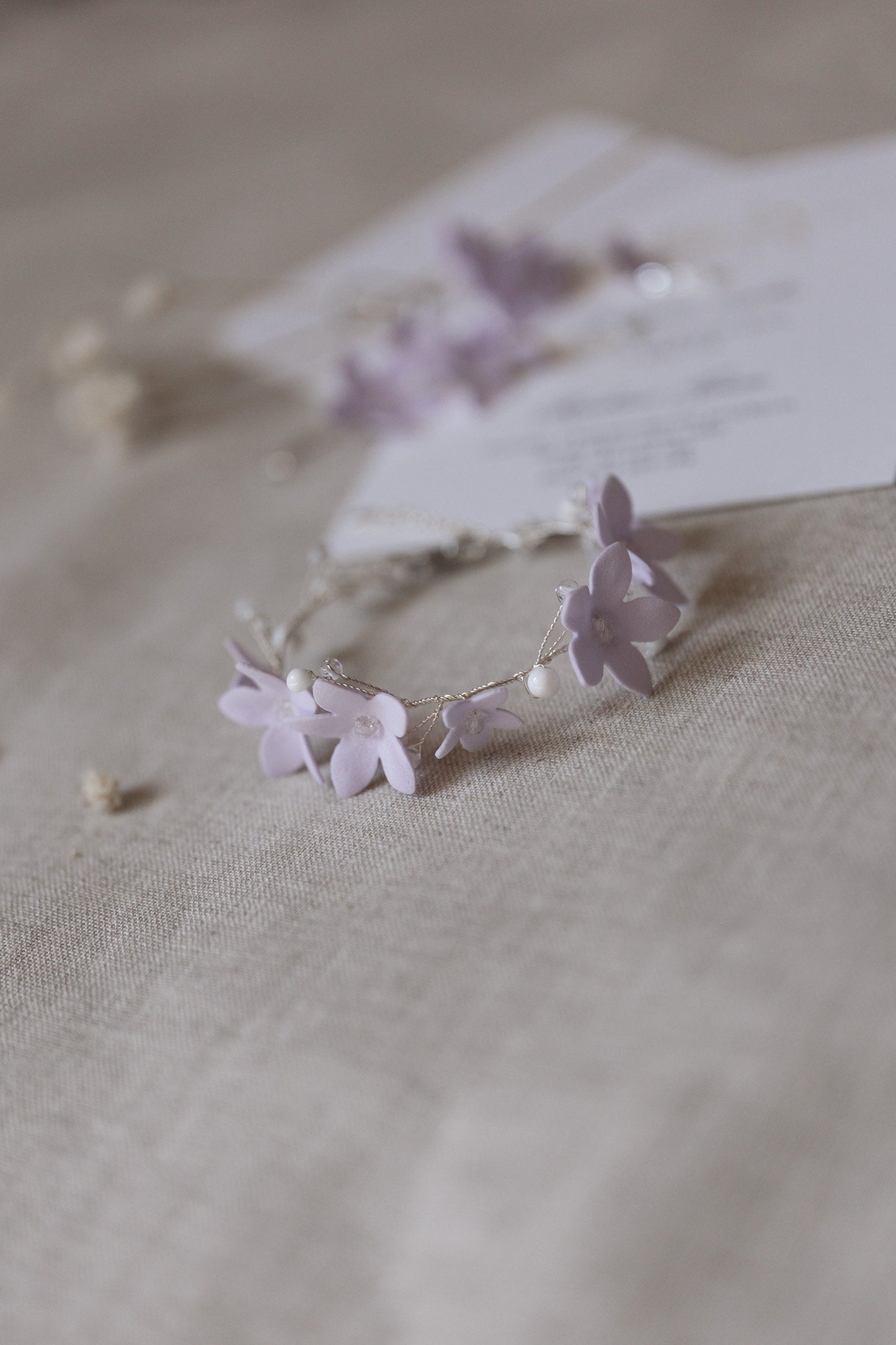 Helenka - Brautarmband mit lila Blumen