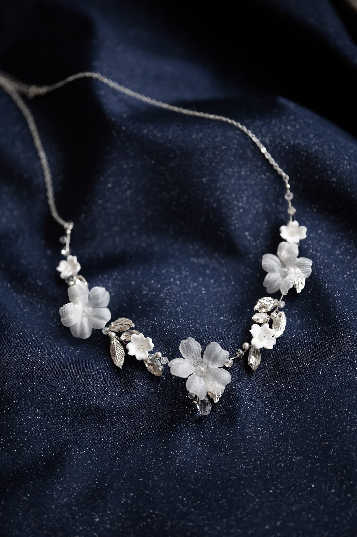 Adoria - Hochzeitshalsband aus Seidenblumen