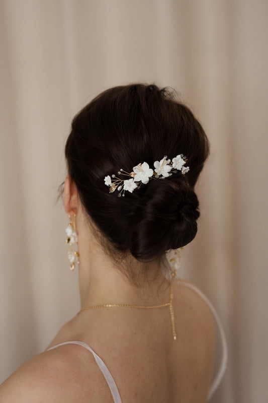 White Sofia – Braut-Haarkamm mit weißen Blumen