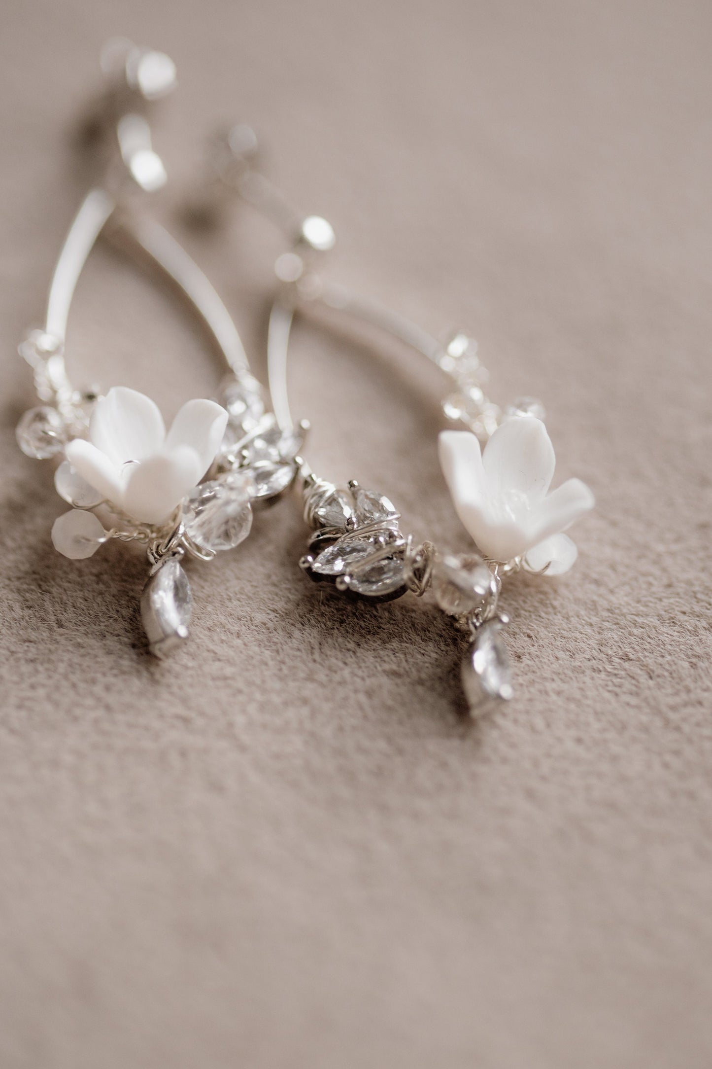 Azura - Kleine Hochzeitsohrringe mit Blumen &amp; Strasssteinen