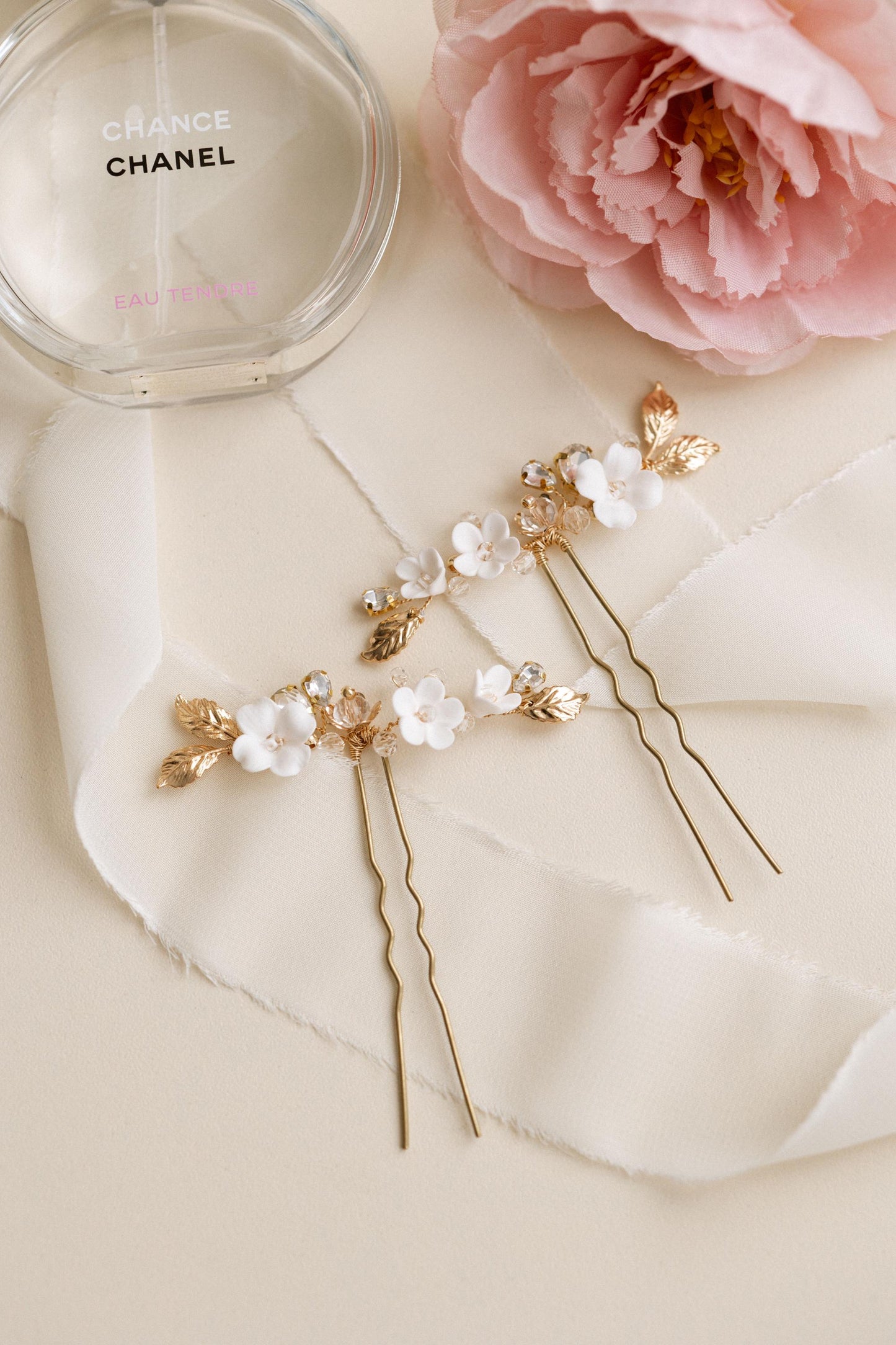 Adeline – Goldene Hochzeitshaarnadeln mit weißen Blumen für die romantische Braut