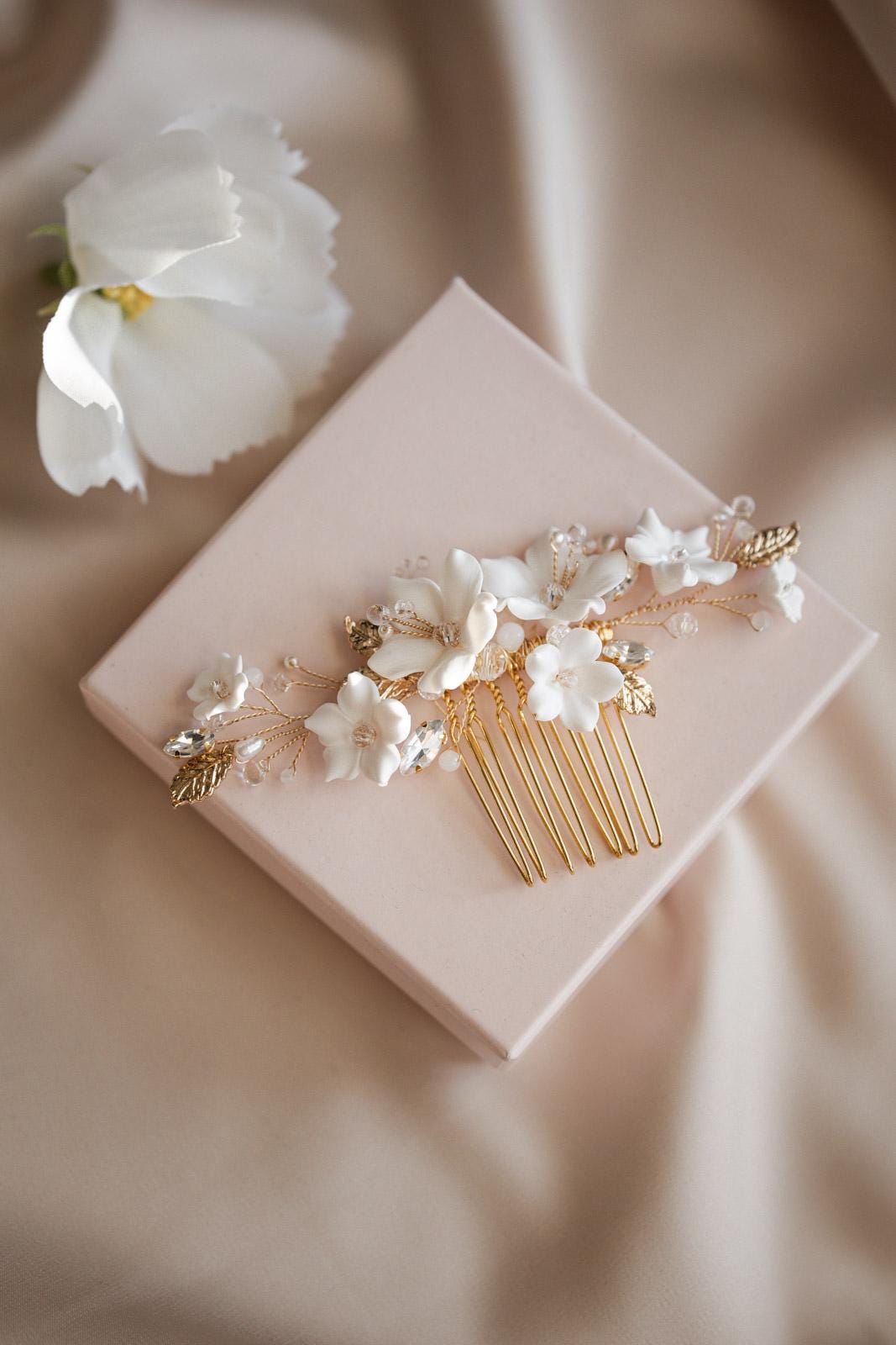 White Sofia – Braut-Haarkamm mit weißen Blumen