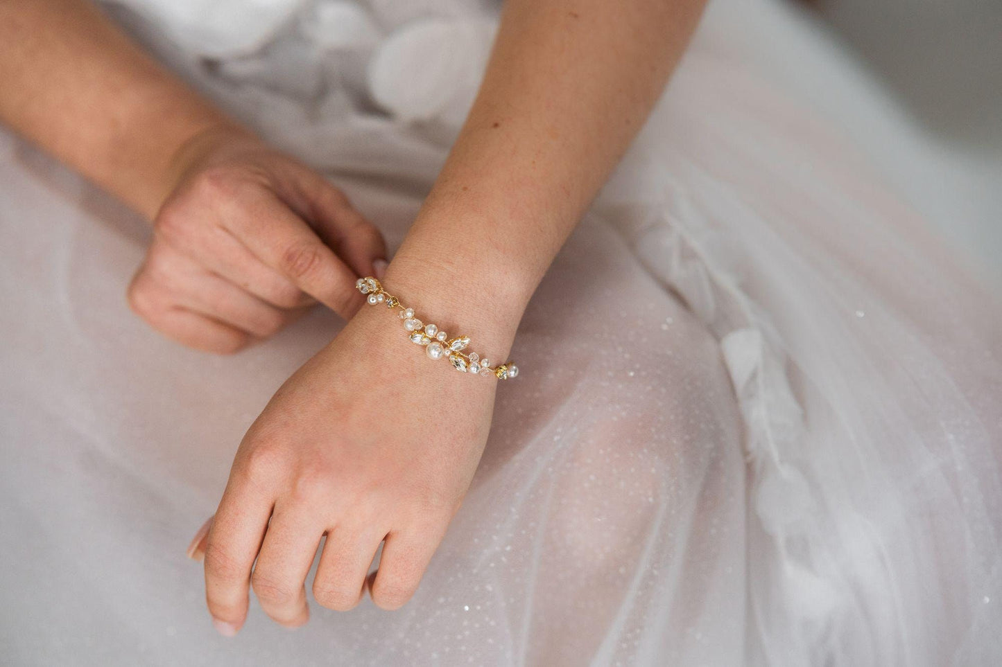 Saria – Elegantes Armband mit Perlen und Zirkonia