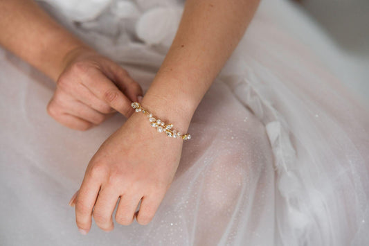 Saria – Elegantes Armband mit Perlen und Zirkonia