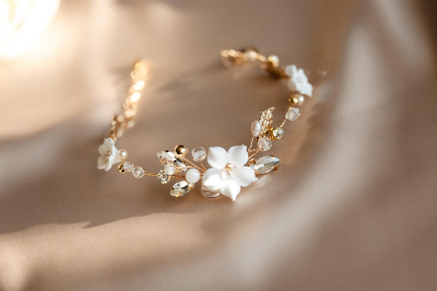 White Sofia - Boho Brautarmband mit Blumen und Kristallen