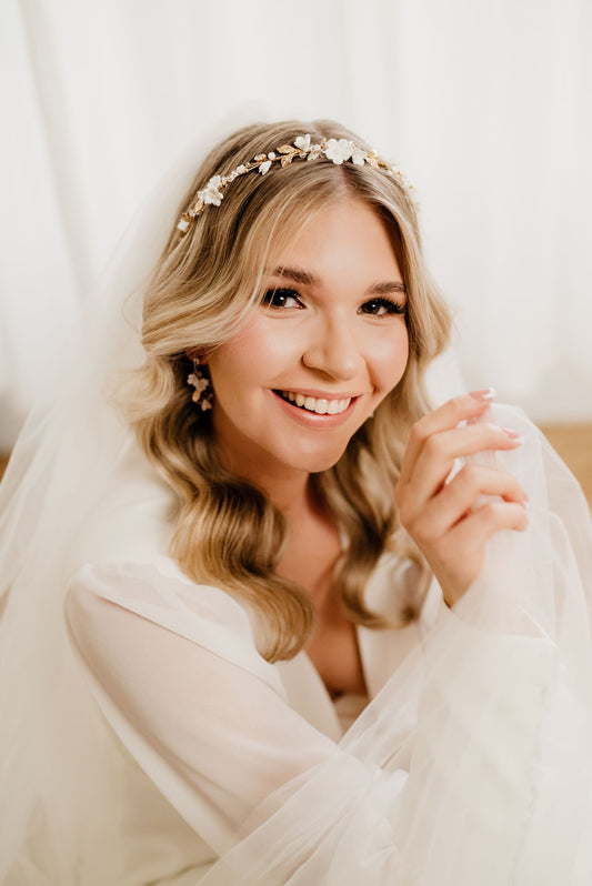 Clodin – Braut-Stirnband mit weißen Blumen und Blättern