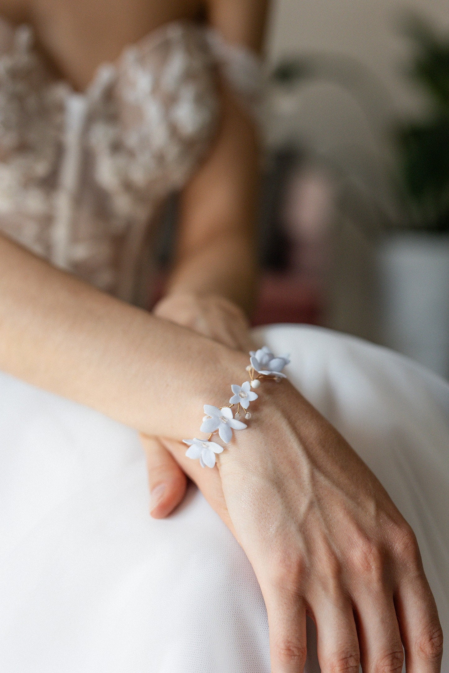 Helenka - Hellblaues Blumenarmband als Geschenk