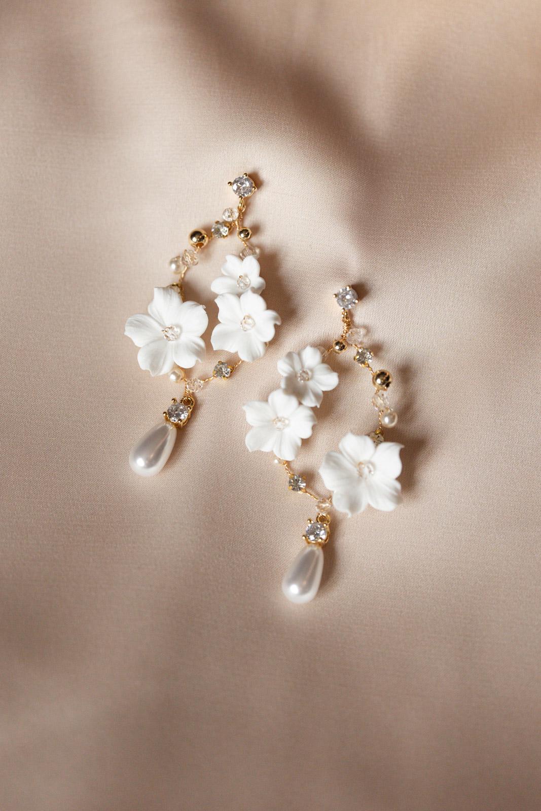 Lidia - Originelle Hochzeitsohrringe mit weißen Blumen