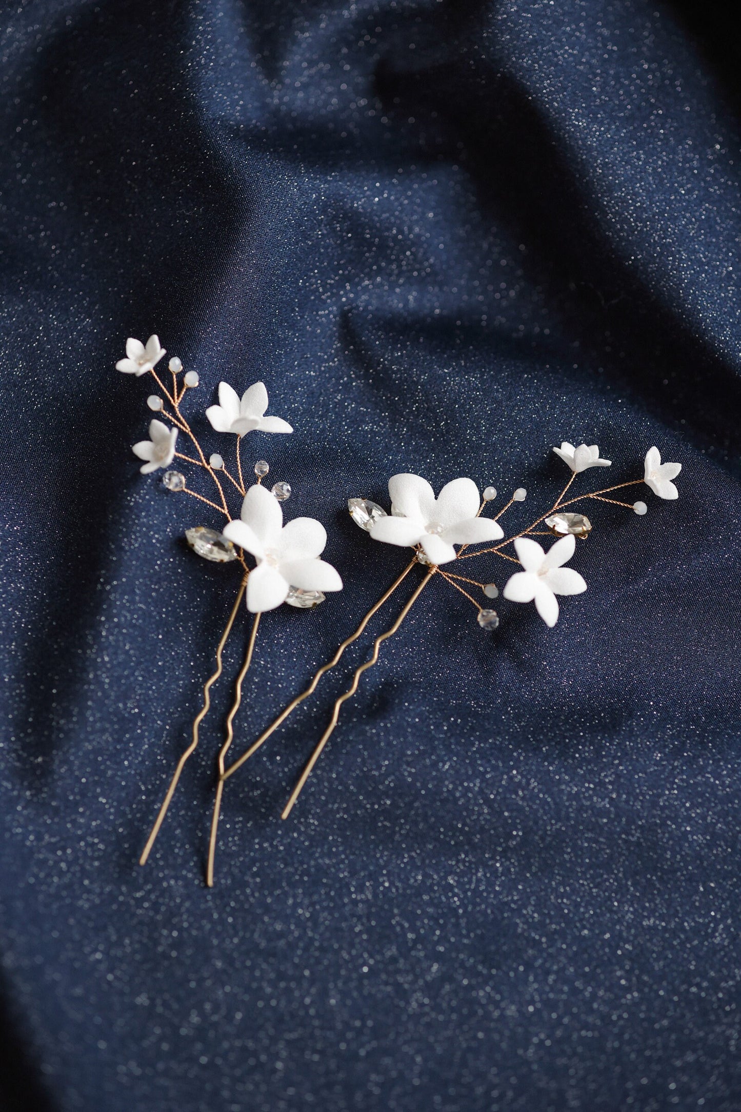 Holly - Hochzeitshaarnadeln mit weißen Blumen und Zirkonen