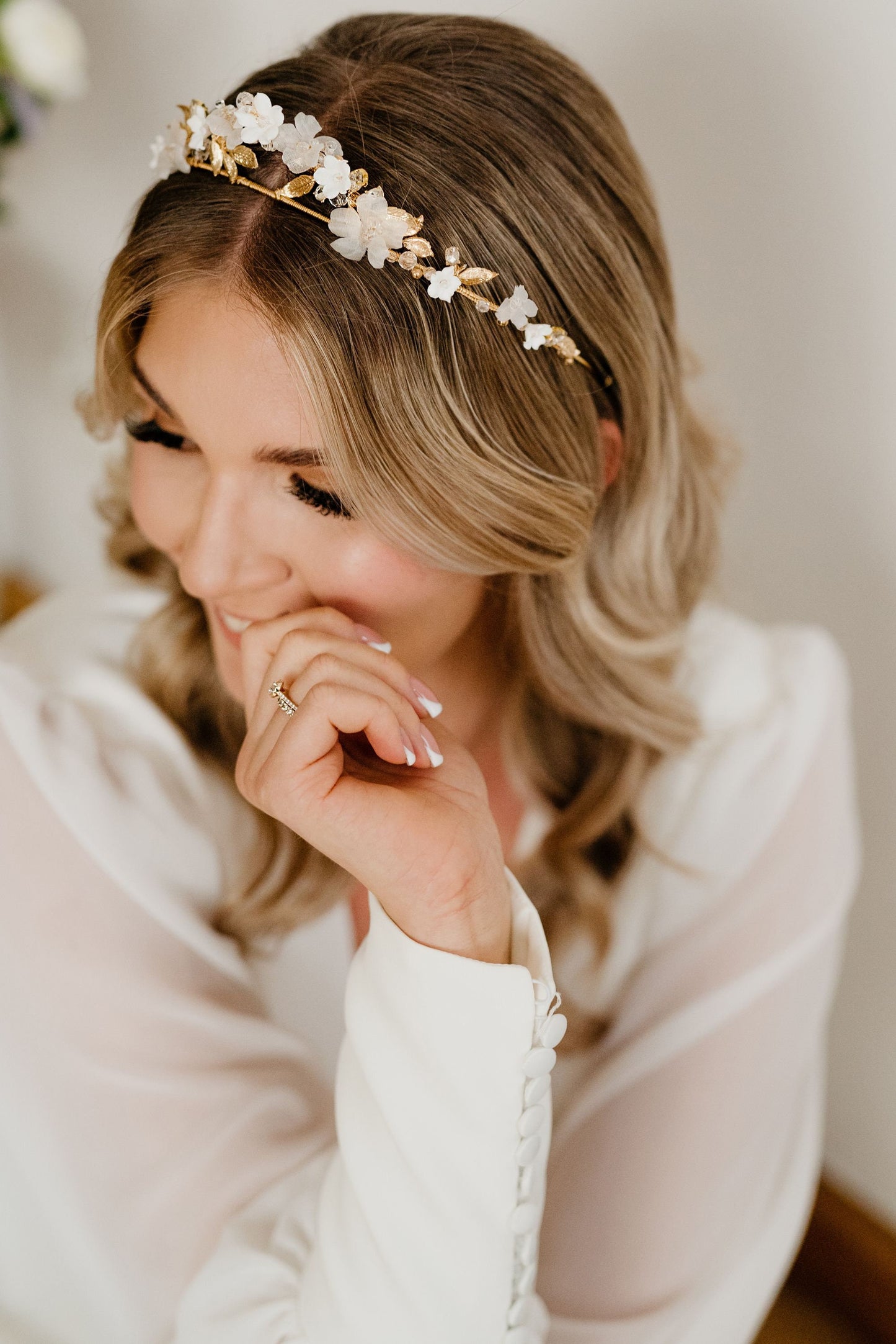 Ambria – Blumen-Hochzeitskrone voller Seidenblumen, Keramikblumen und Kristallen