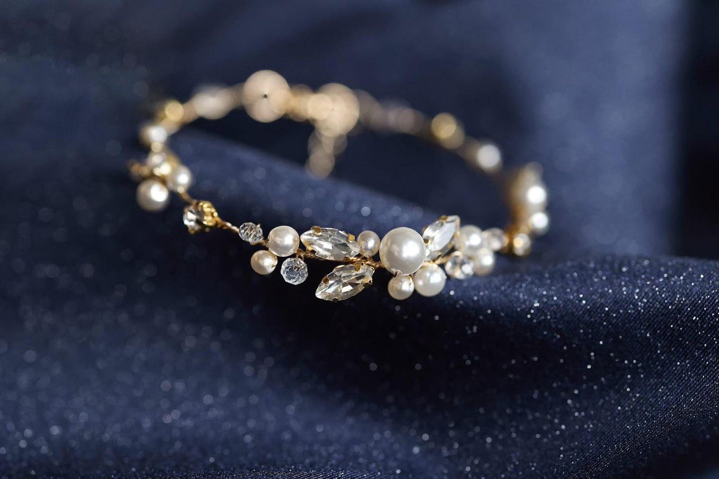 Saria – Elegantes Armband mit Perlen und Zirkonia