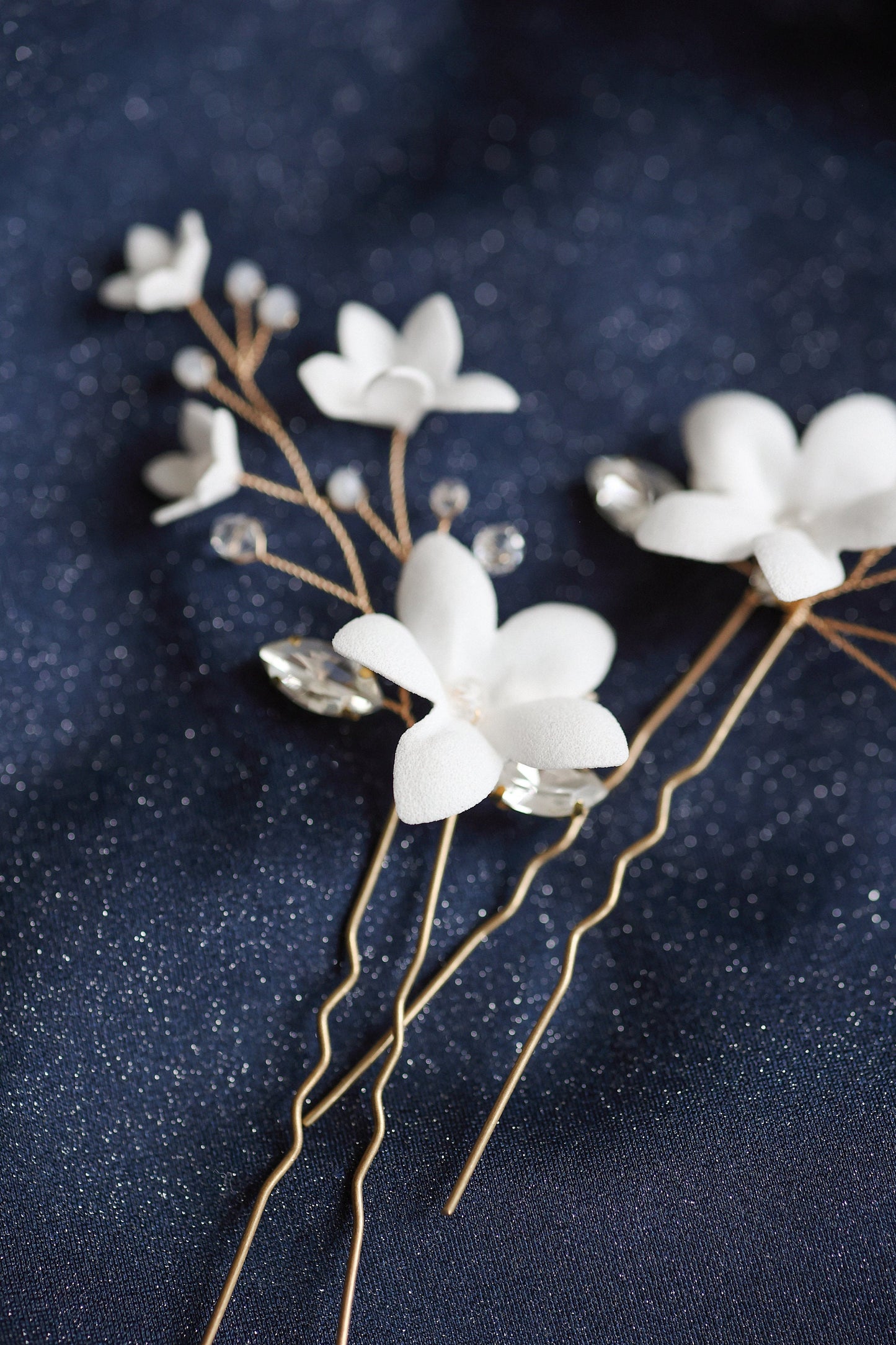 Holly - Hochzeitshaarnadeln mit weißen Blumen und Zirkonen