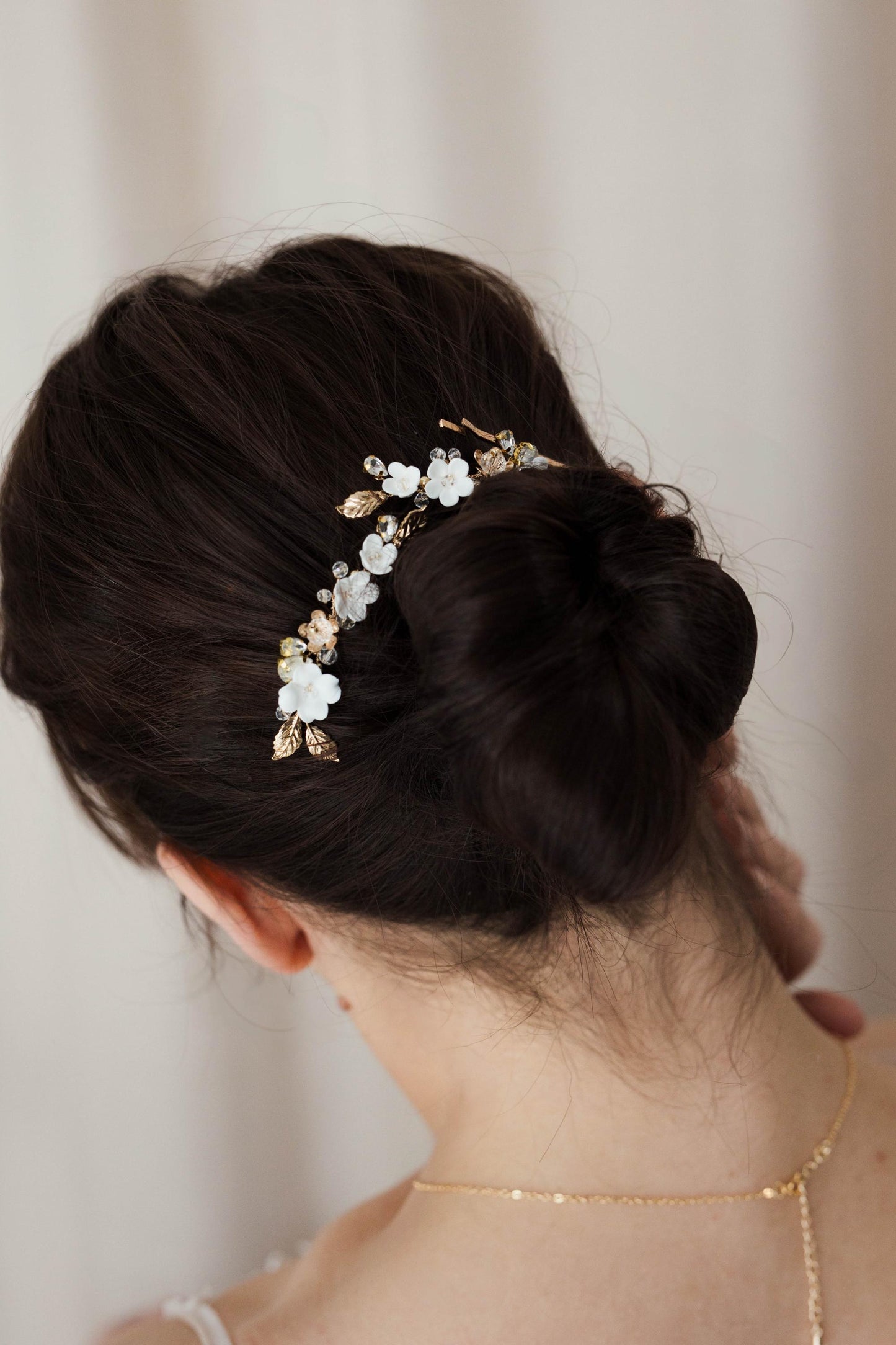 Adeline – Goldene Hochzeitshaarnadeln mit weißen Blumen für die romantische Braut