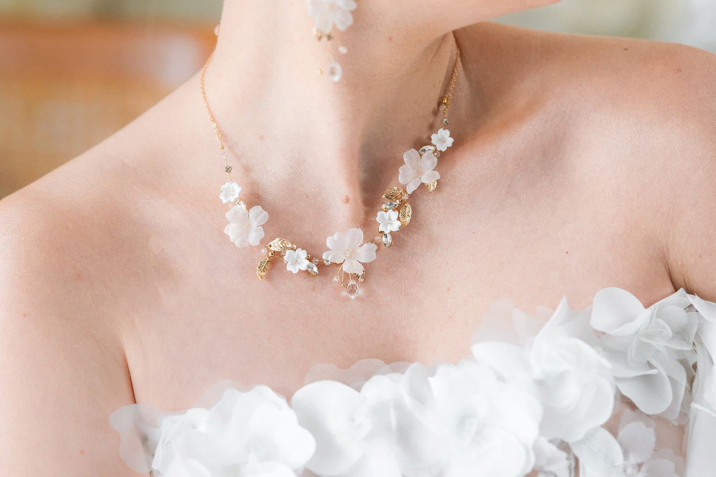 Adoria - Hochzeitshalsband aus Seidenblumen