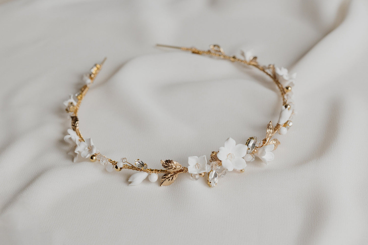 Clodin – Braut-Stirnband mit weißen Blumen und Blättern