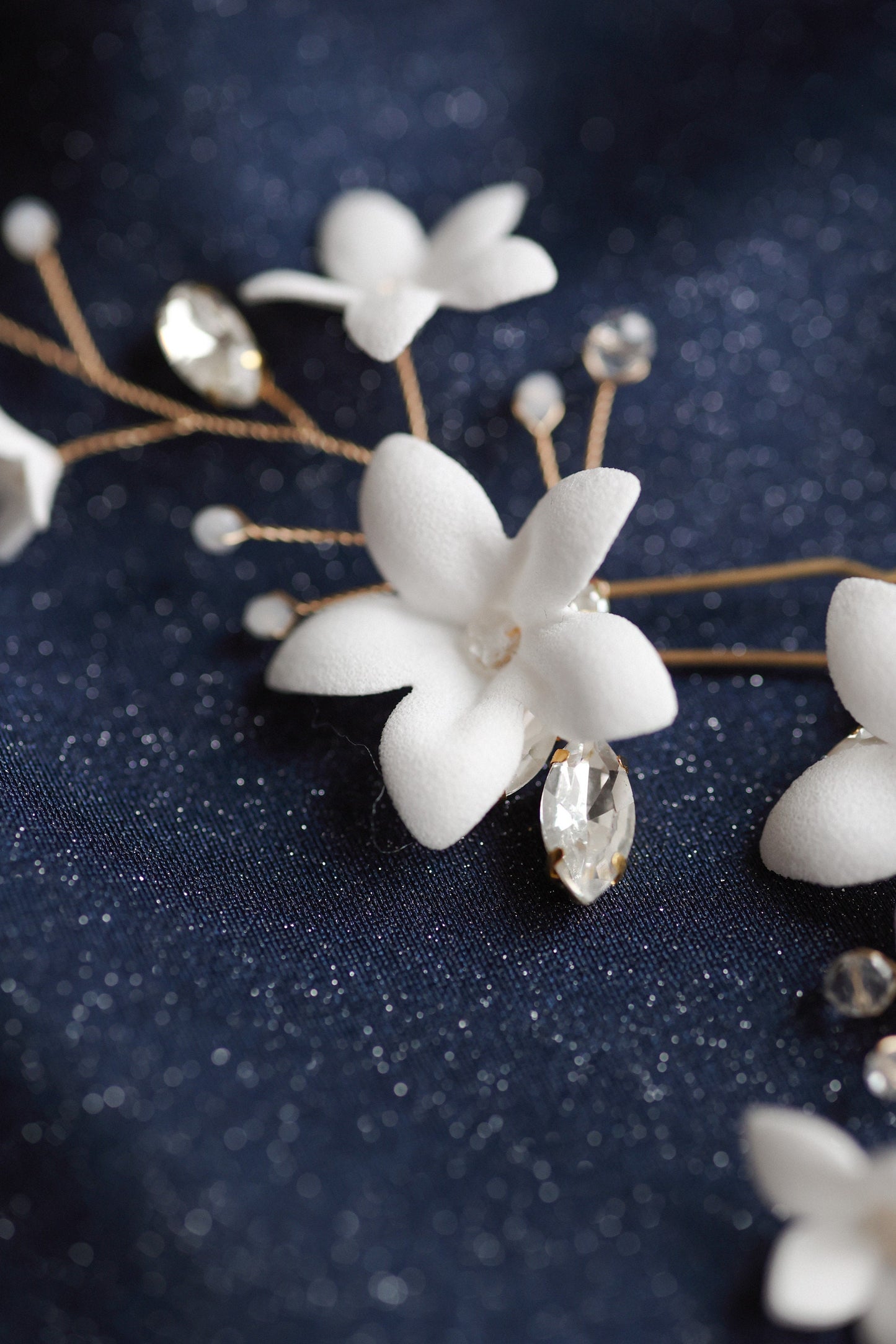 Holly - Hochzeitshaarnadeln mit weißen Blumen und Zirkonen