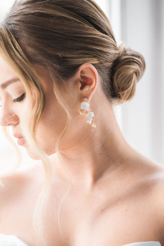 Madlen - Weiße Blumen Hochzeitsohrringe