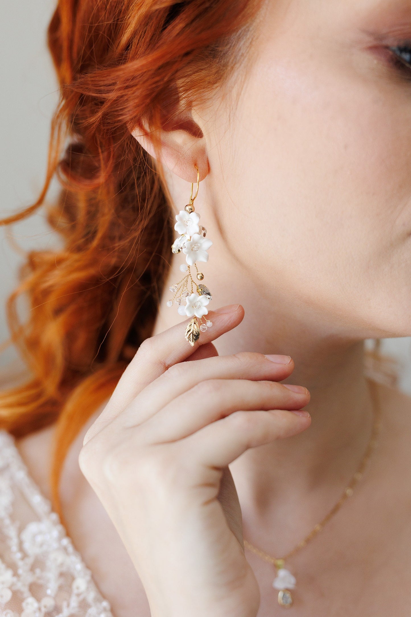 White Sofia - Brautohrringe mit weißen Blumen