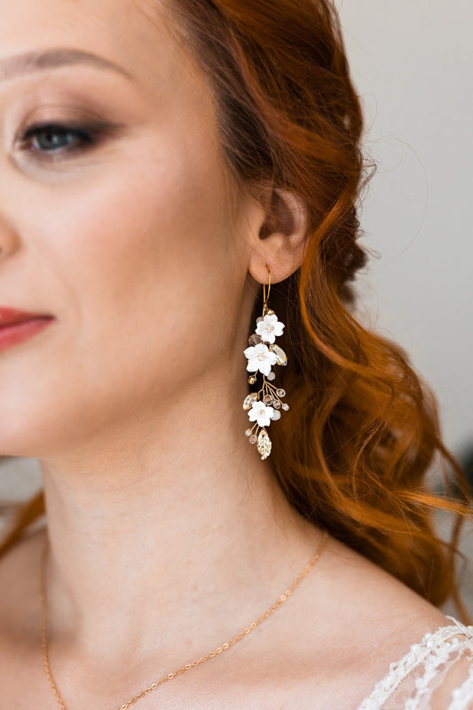 White Sofia - Brautohrringe mit weißen Blumen