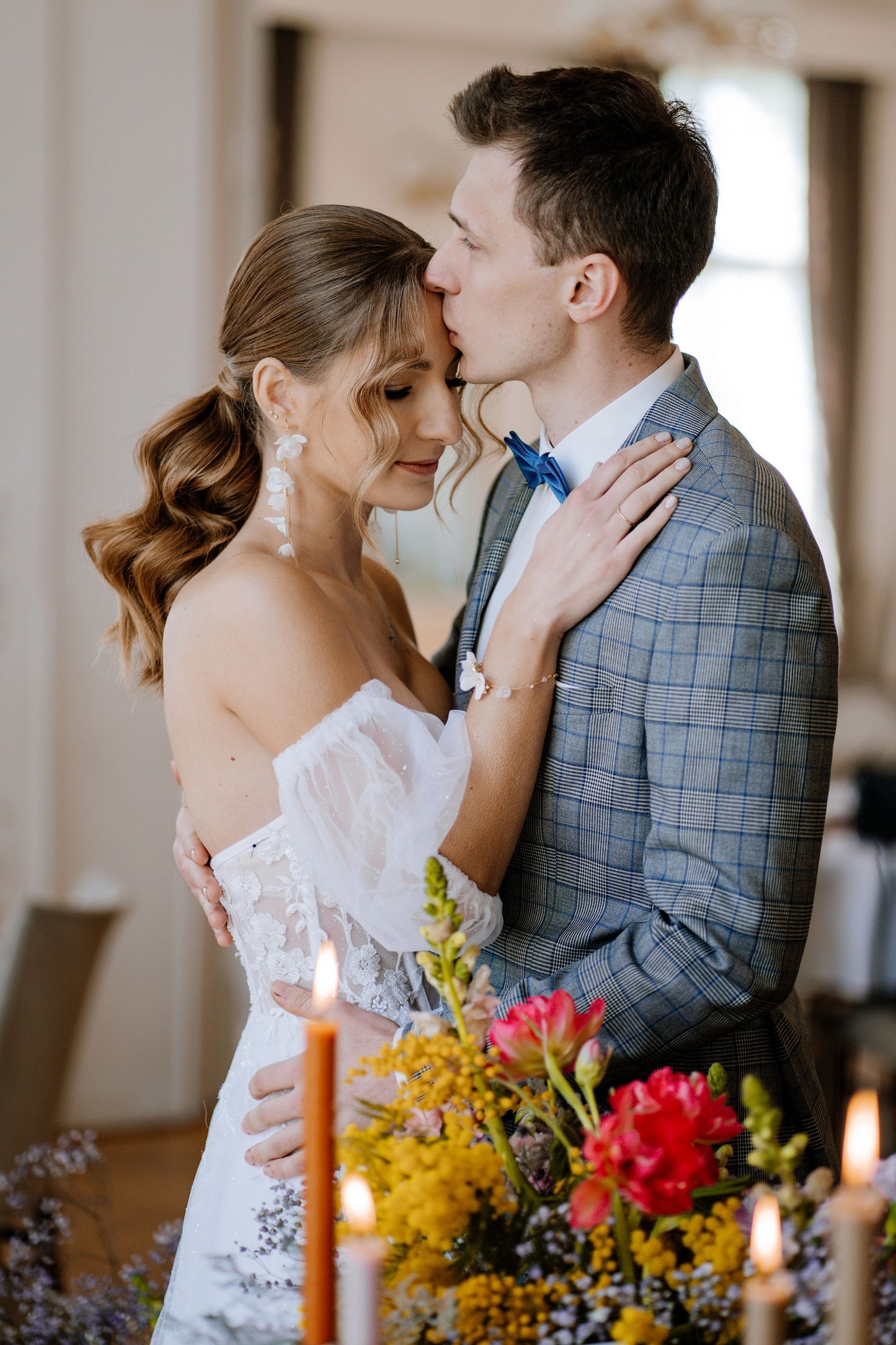 Stella – Hochzeitsohrringe mit weißen und Seidenblumen