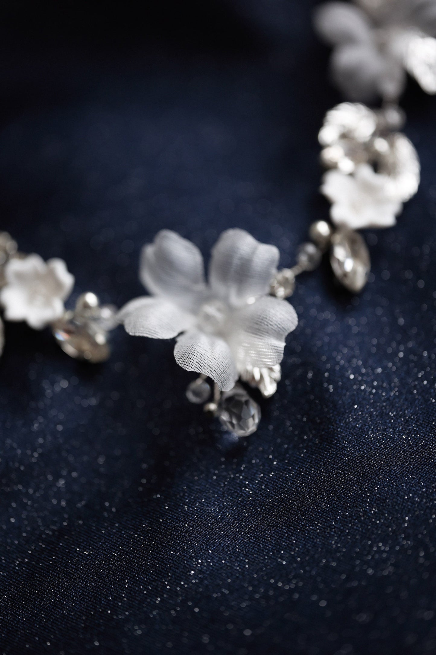 Adoria - Hochzeitshalsband aus Seidenblumen