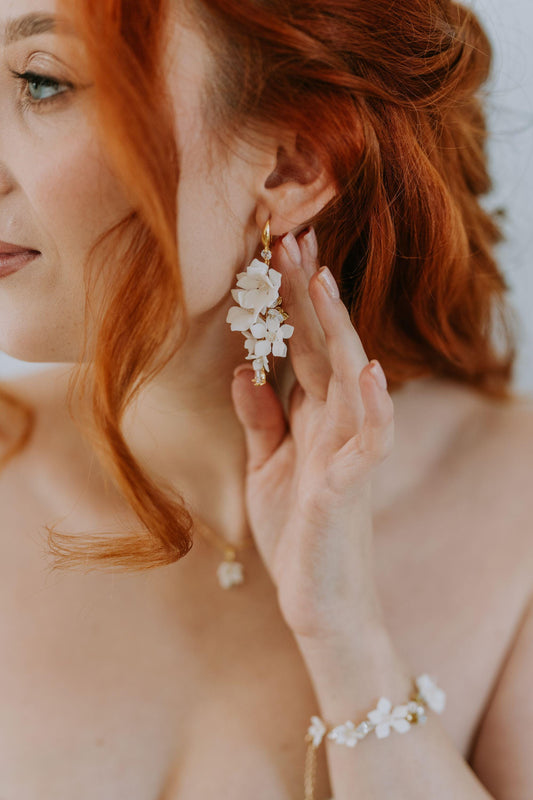 Agnes - Leichte Hochzeitsohrringe mit weißen Blumen und Zirkonen