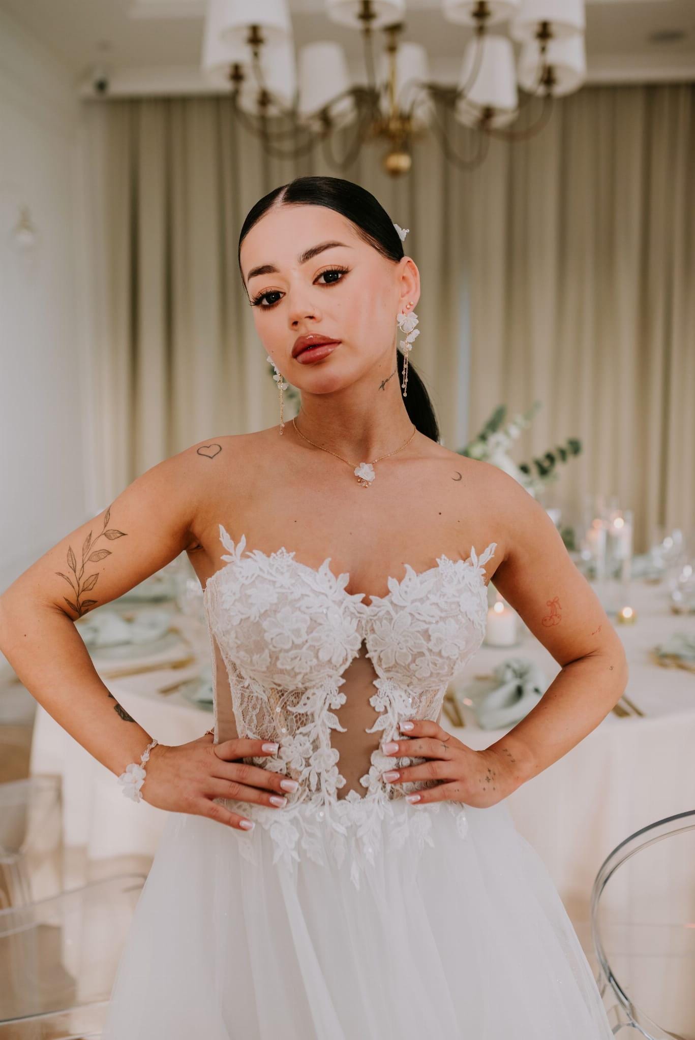 Cindy - Zarte Hochzeitsohrringe mit Seidenblumen