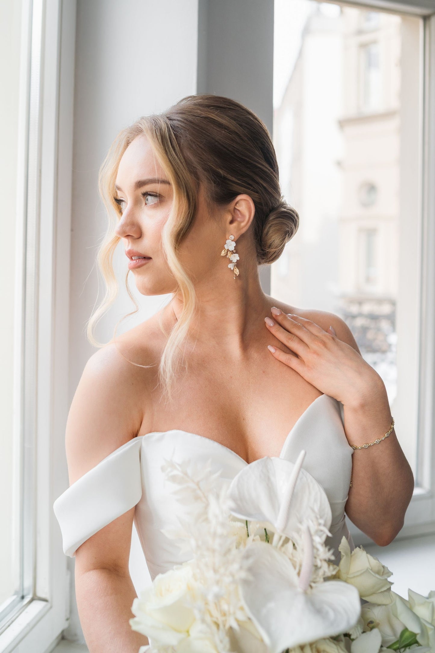 Madlen - Weiße Blumen Hochzeitsohrringe