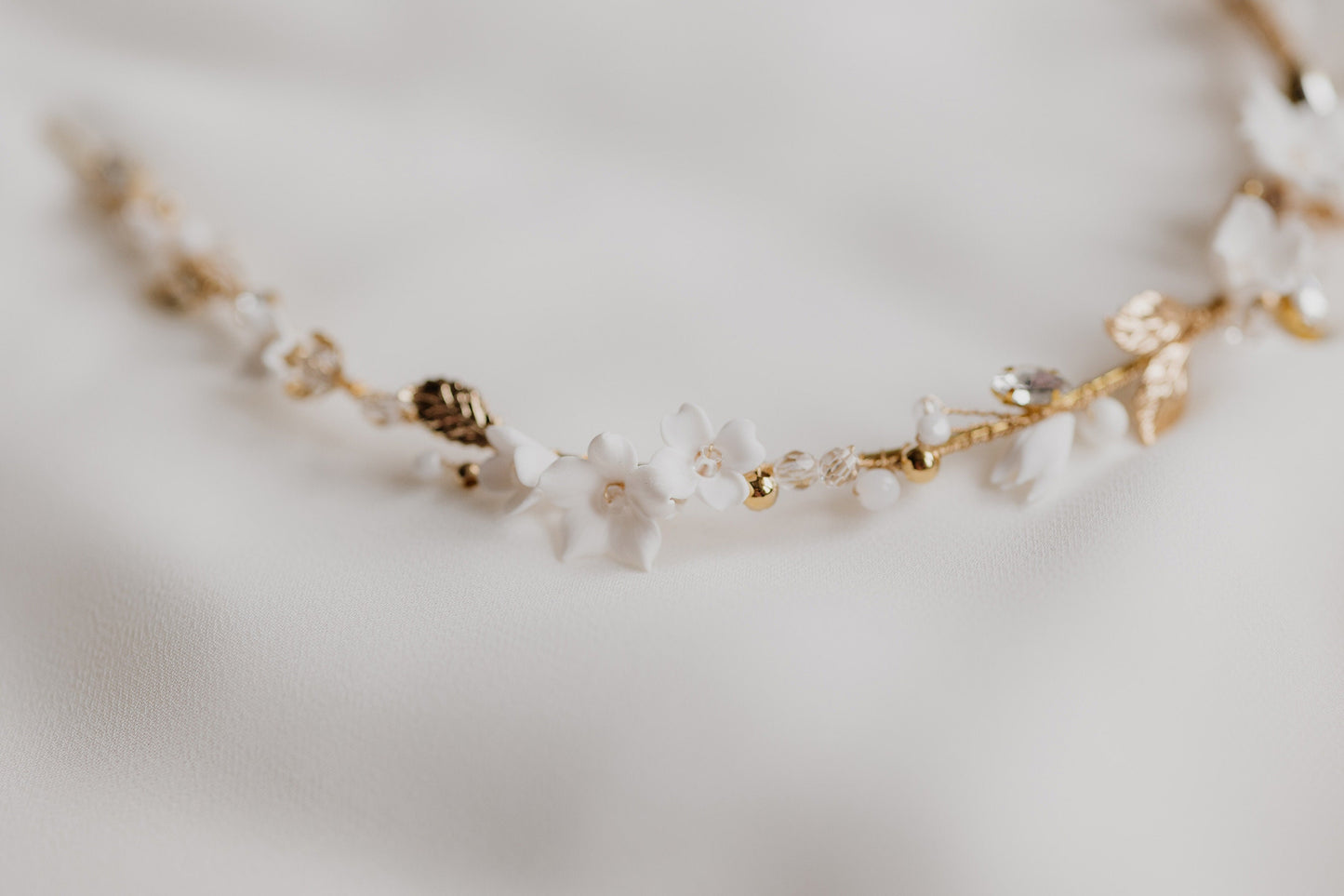 Clodin – Braut-Stirnband mit weißen Blumen und Blättern
