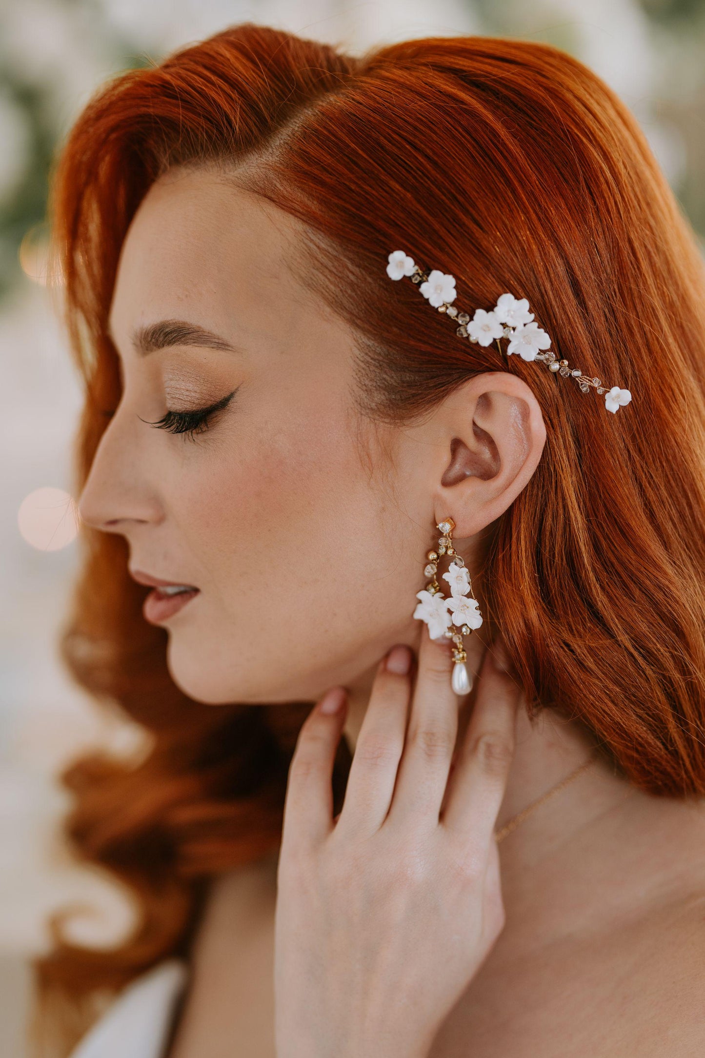 Lidia - Originelle Hochzeitsohrringe mit weißen Blumen