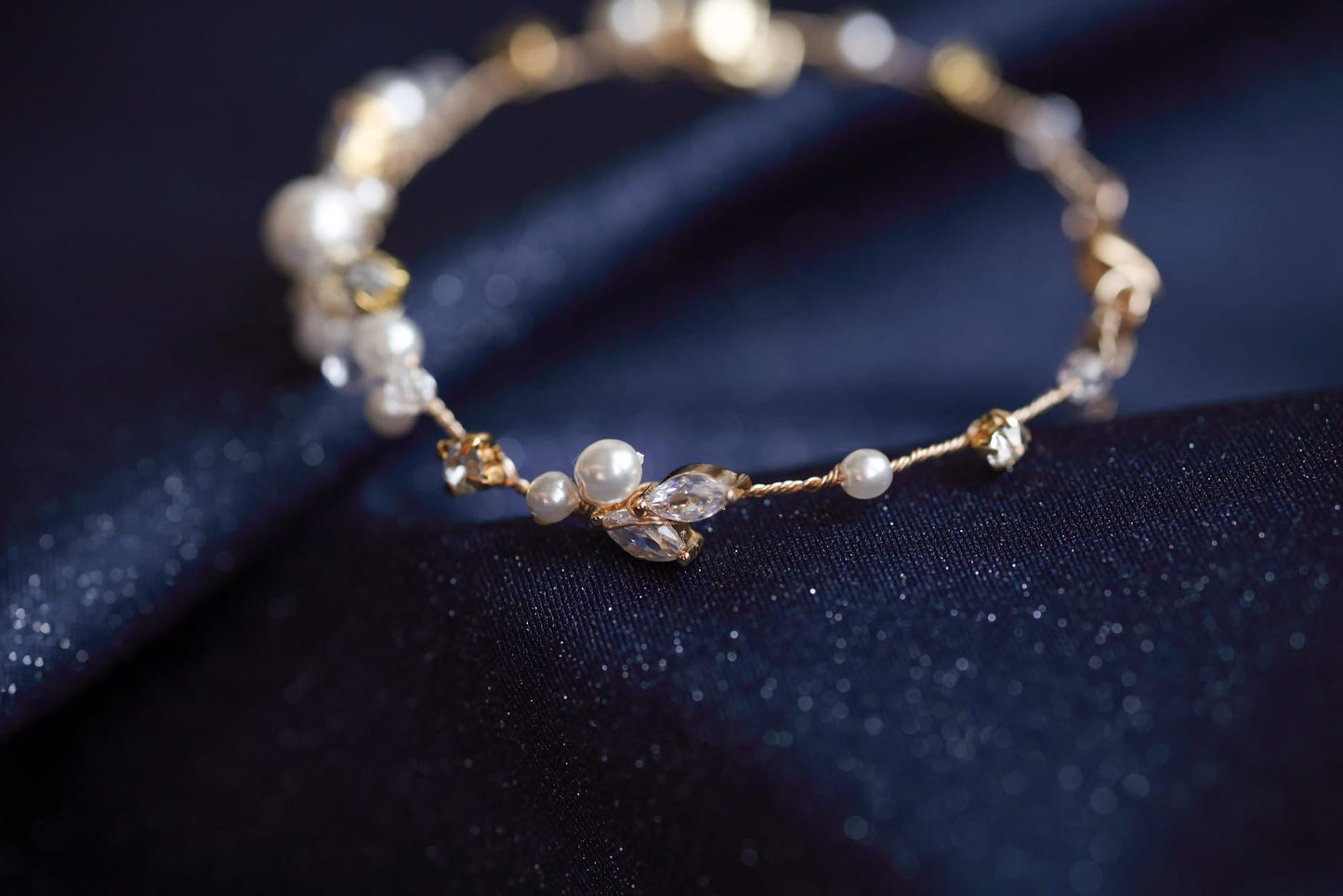 Saria – Elegantes Armband mit Perlen und Zirkonia