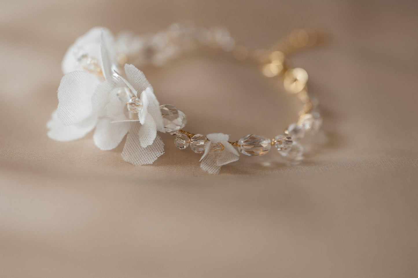 Joline - Seidenblumenarmband mit transparenten Kristallen