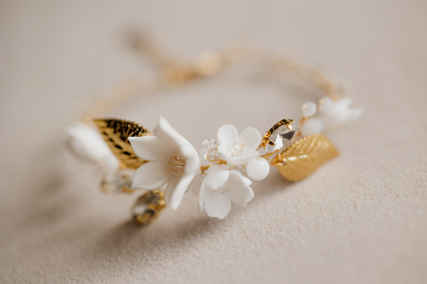 Flora – Zartes Hochzeitsarmband mit Blumen &amp; Blättern