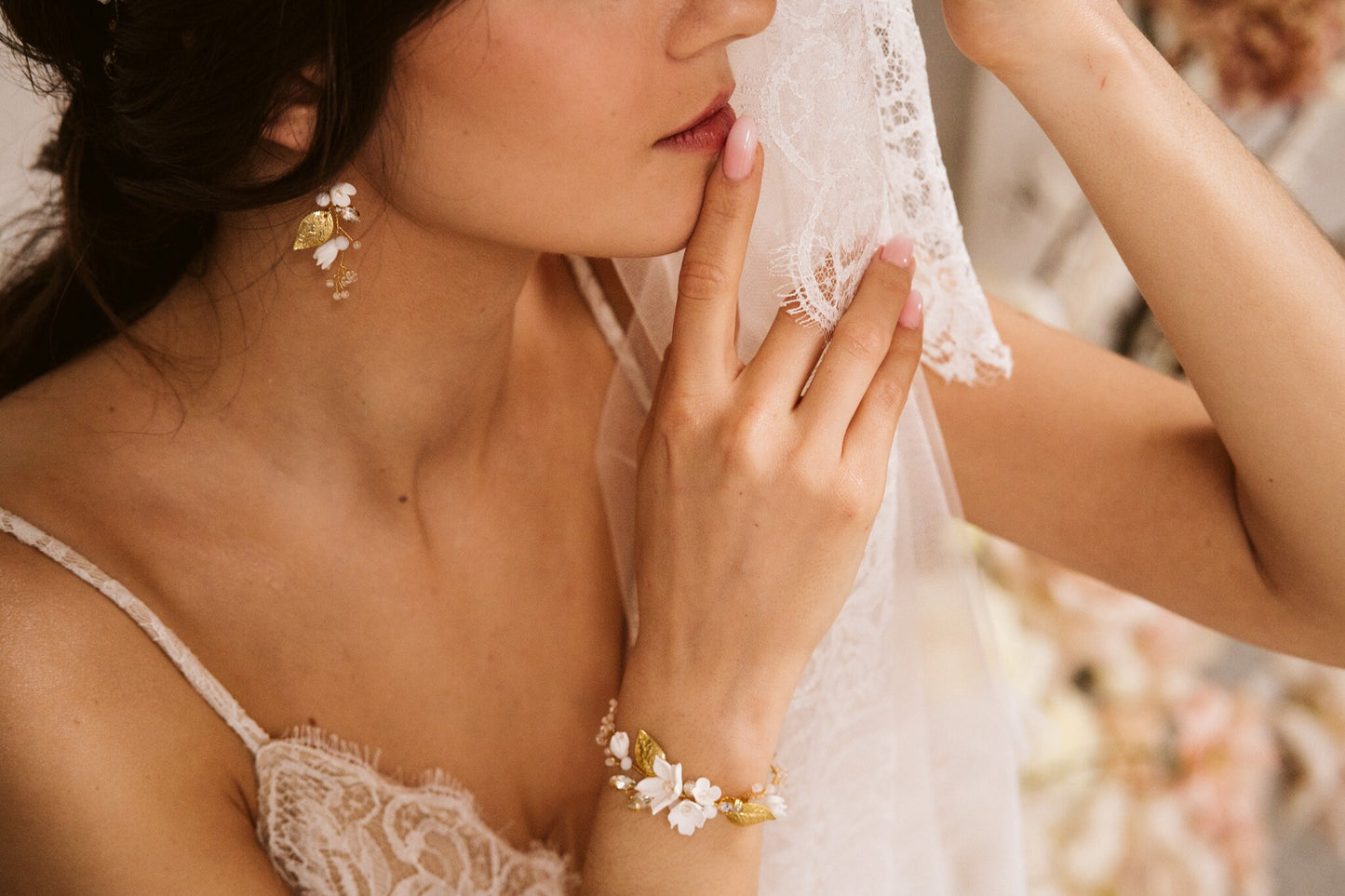 Flora – Zartes Hochzeitsarmband mit Blumen &amp; Blättern
