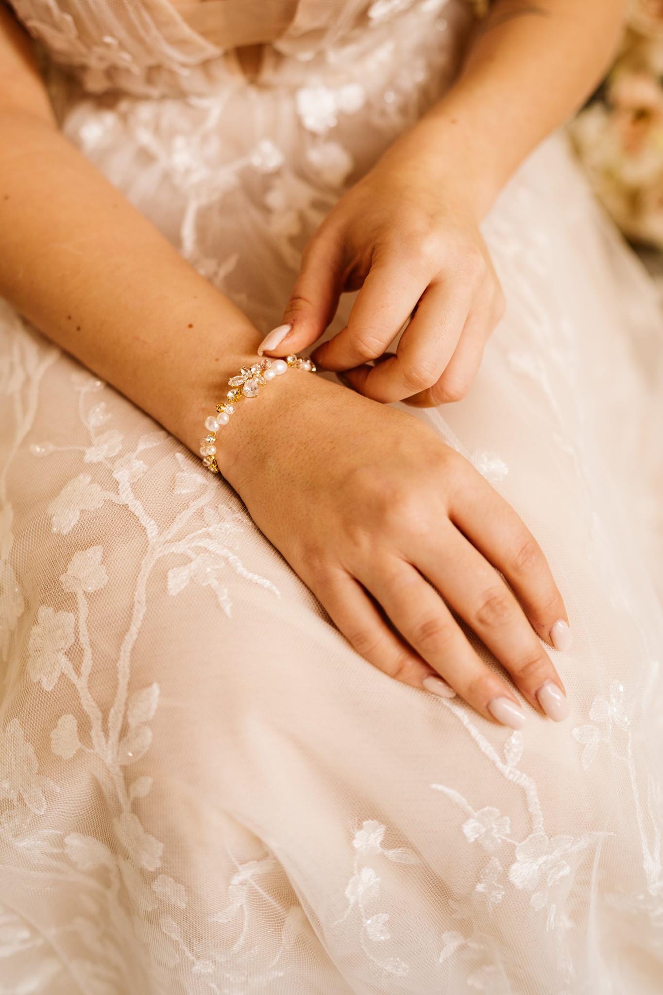 Martina – Klassisches Hochzeitsarmband mit Süßwasserperlen und Strasssteinen
