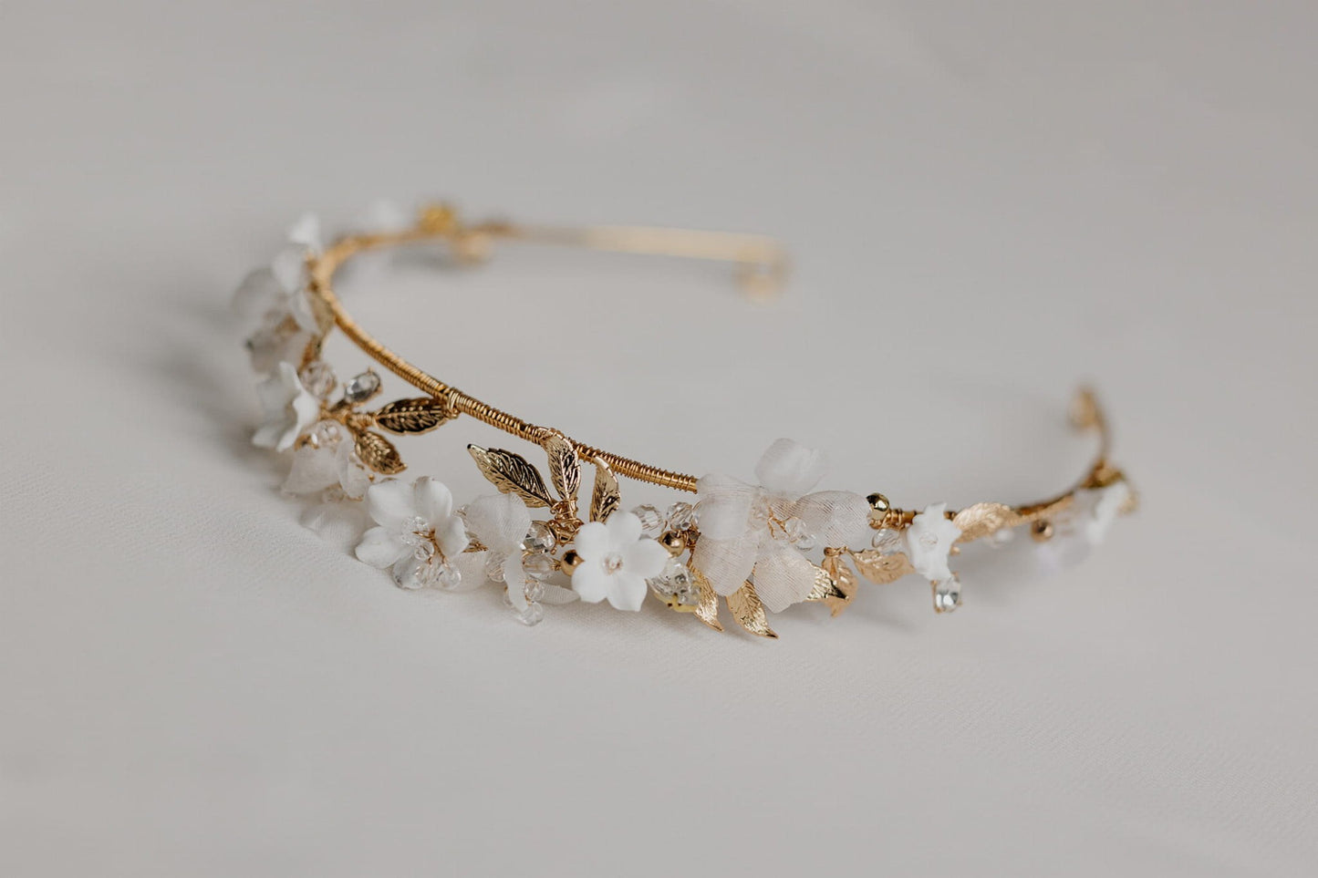 Ambria – Blumen-Hochzeitskrone voller Seidenblumen, Keramikblumen und Kristallen