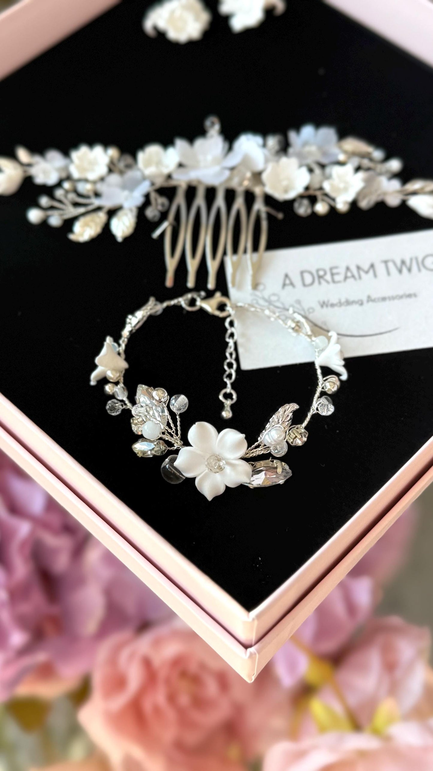 White Sofia - Boho Brautarmband mit Blumen und Kristallen