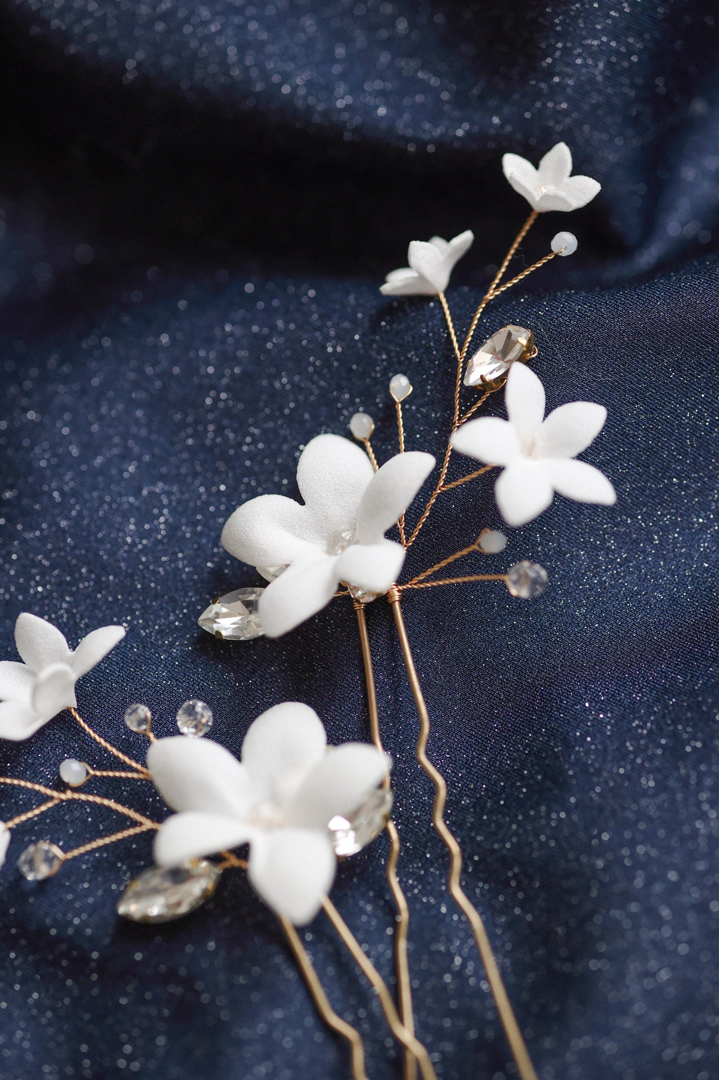 Holly - Hochzeitshaarnadeln mit weißen Blumen und Zirkonen