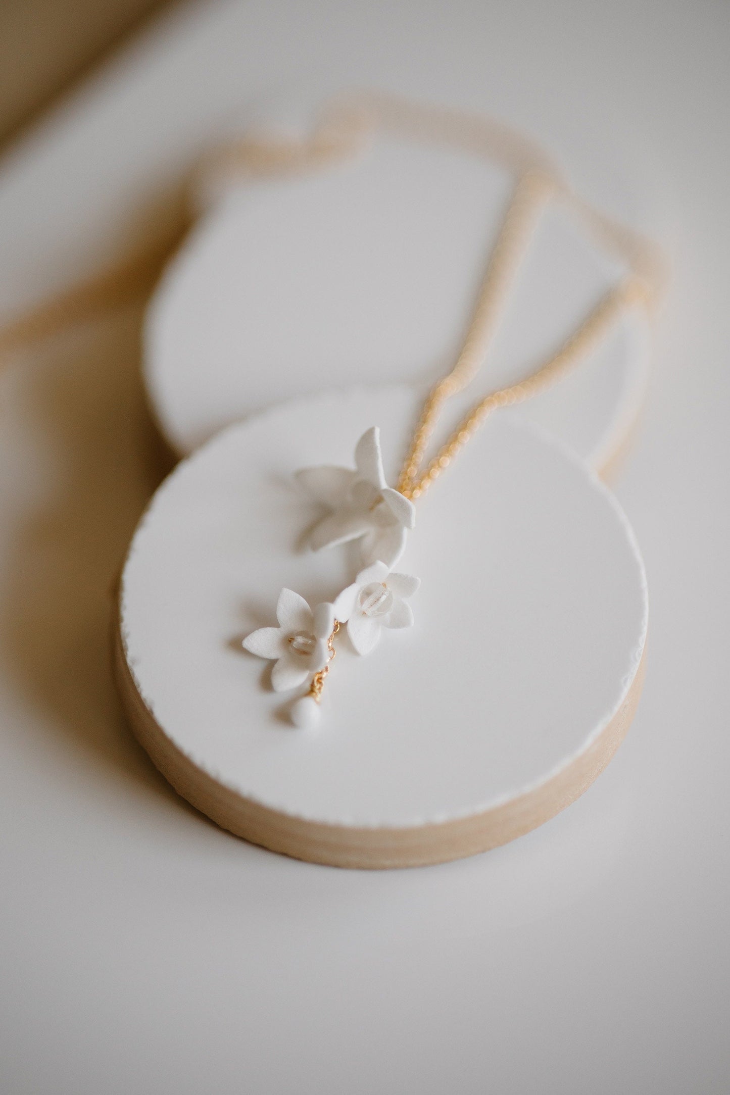 Helenka - Hochzeitskette mit weißen Blumen