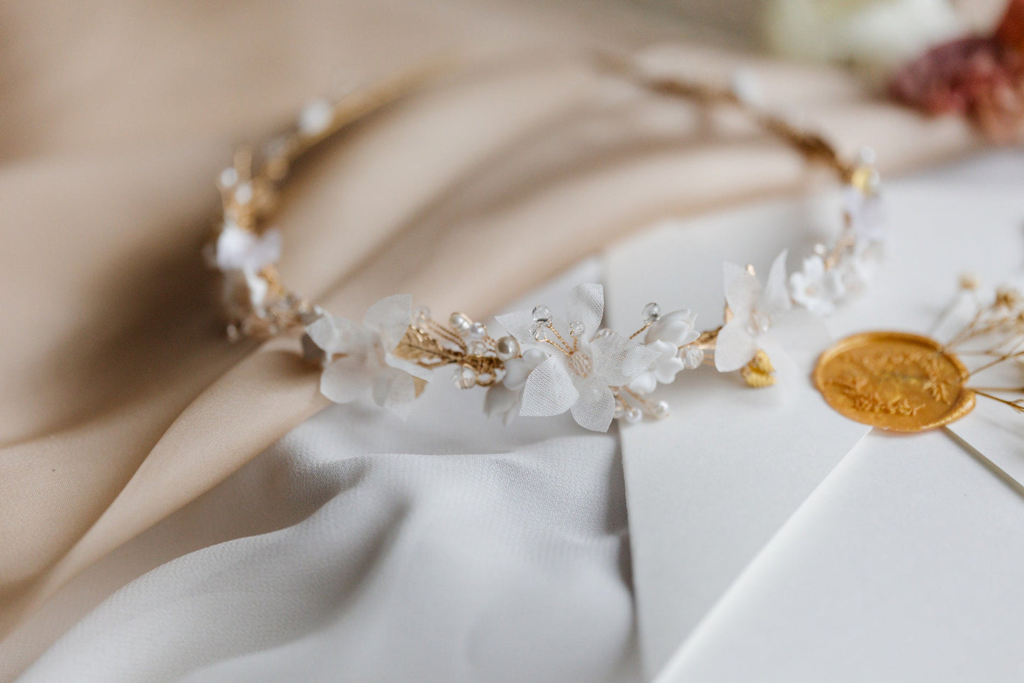 Amber - Brautstirnband mit weißen Blumen
