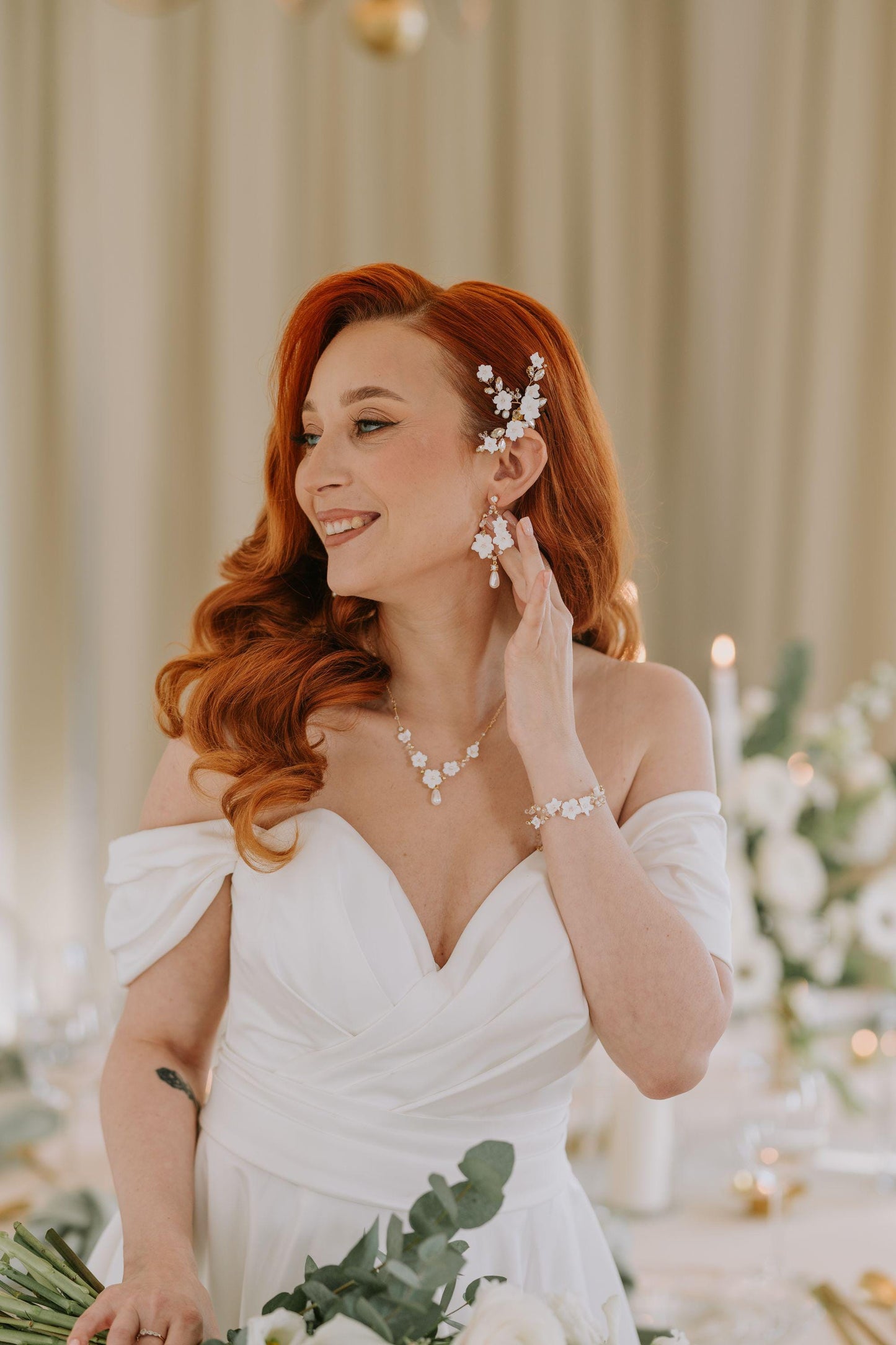 Lidia 0 Glamouröser Hochzeits-Haarkamm mit Blumen und Strasssteinen