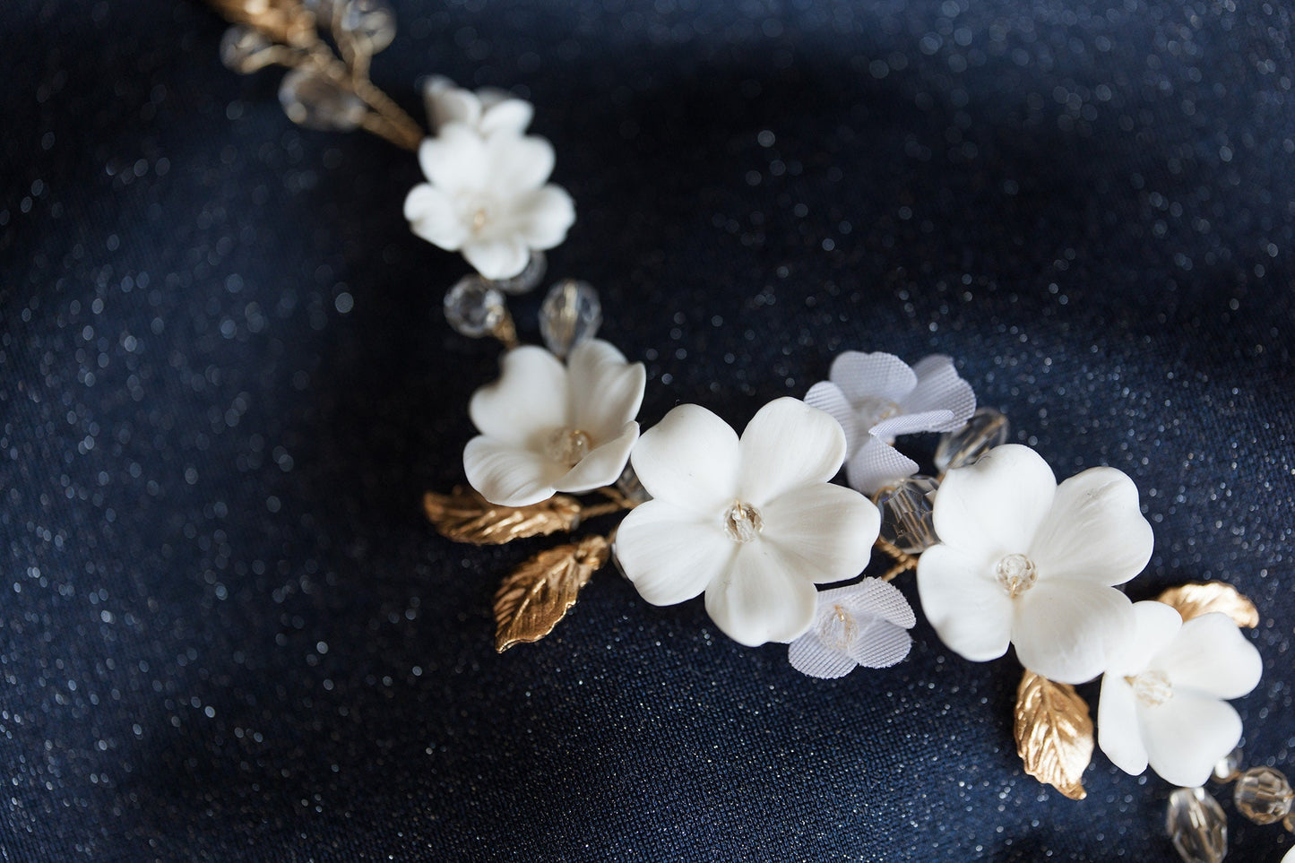 Madlen - Hochzeitshaarteil mit weißen Blumen