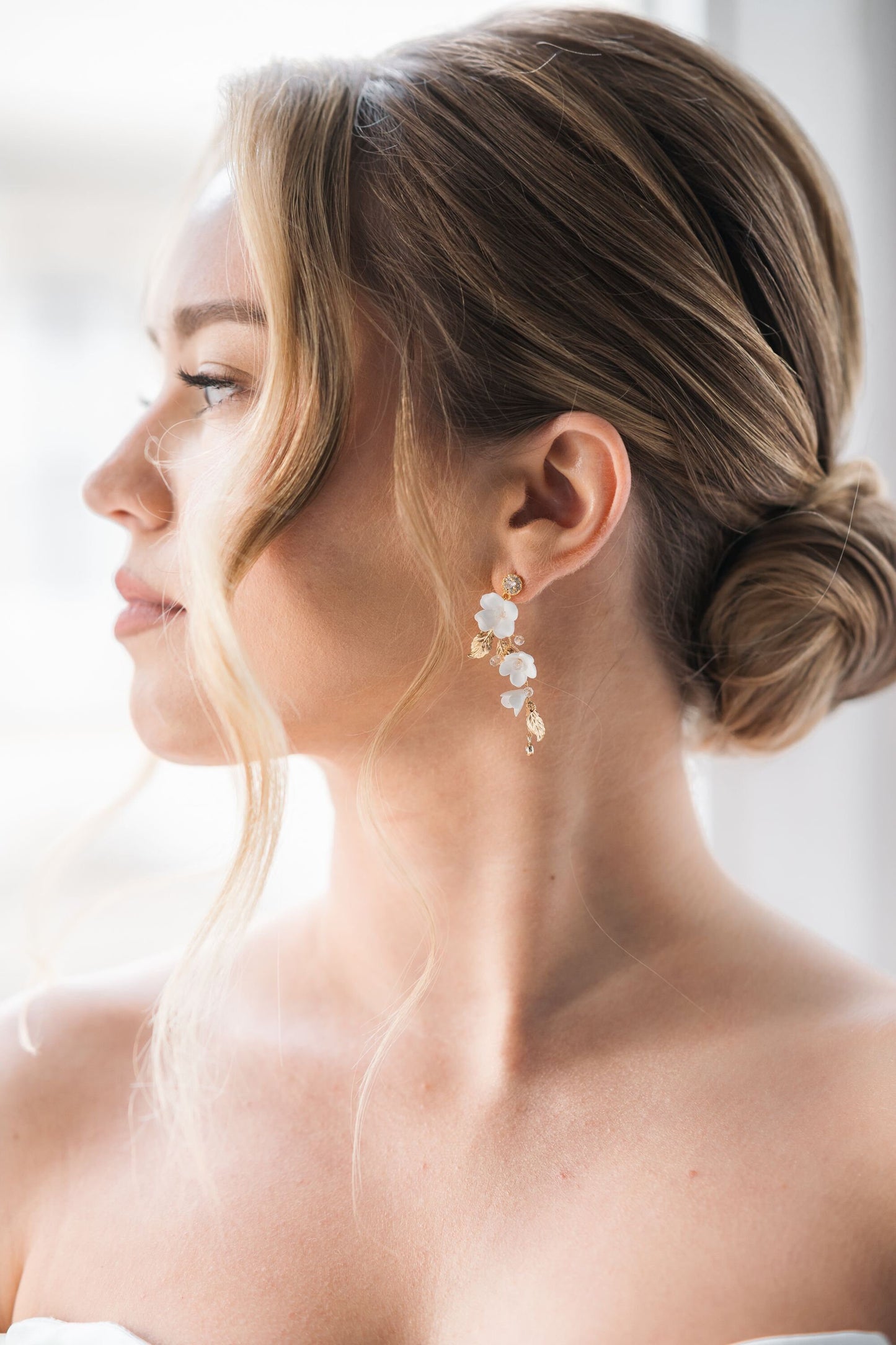 Madlen - Weiße Blumen Hochzeitsohrringe
